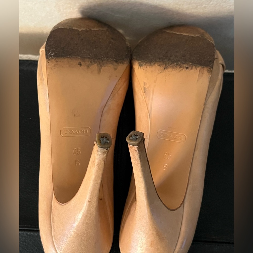 Ladies leather Coach 4 inch beige peep toe pumps w gold logo buckle - Picture 9 of 12